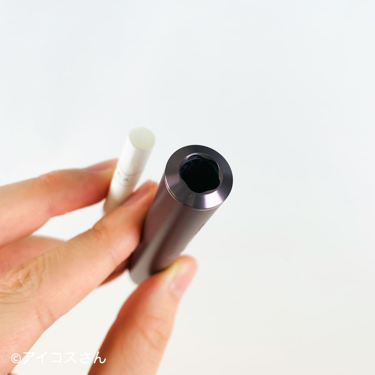 IQOS ILUMA支架没有加热刀片;相反,TEREA棒内有一个金属外壳用于传热。