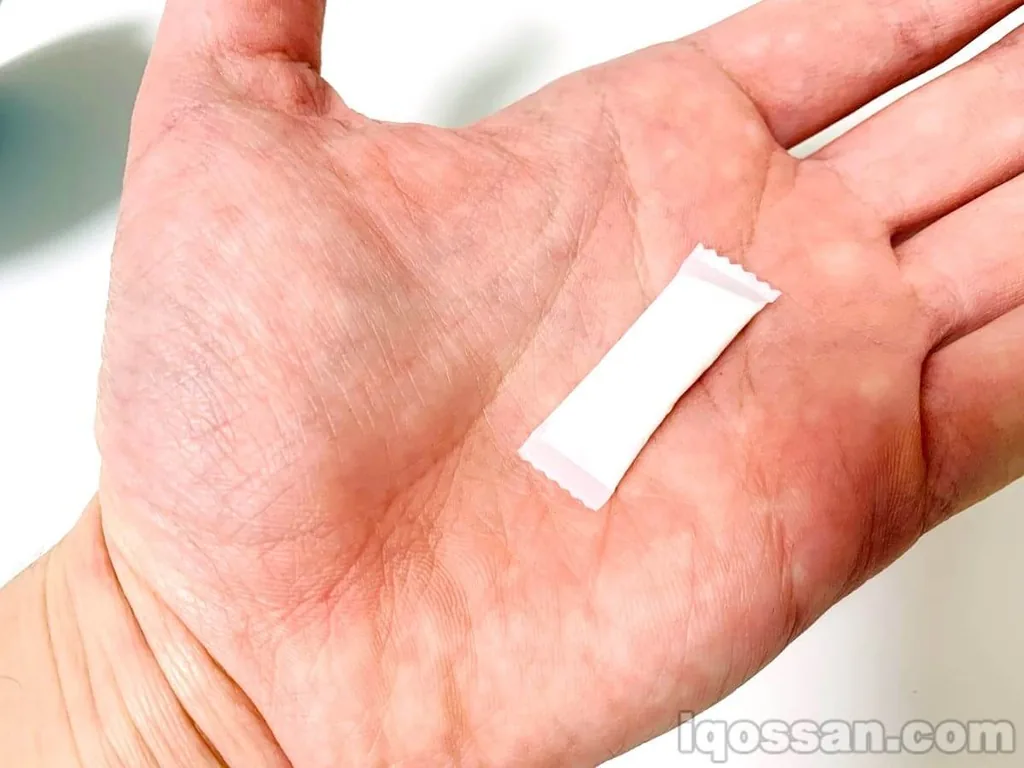 手掌上的VELO烟弹。尝试Medium Mint口味