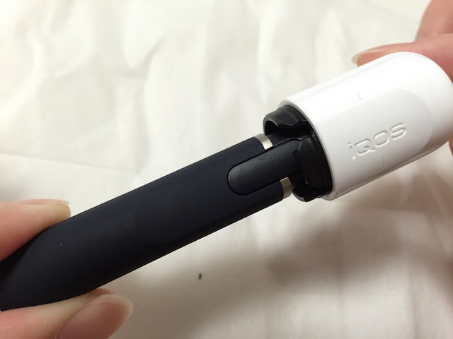 旋转IQOS与专用刷清除污垢