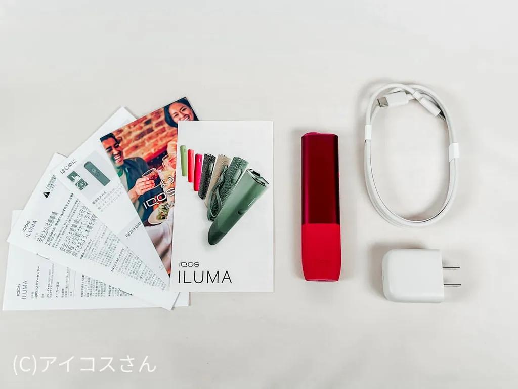 图片展示了IQOS ILUMA One套件的内容。顺便说一句，IQOS ILUMA One套件不仅包含充电线，还附带交流适配器。最近，为了降低成本，交流适配器常常不附带。令人惊讶的是，这款性能售价为3980日元，却还附带交流适配器。