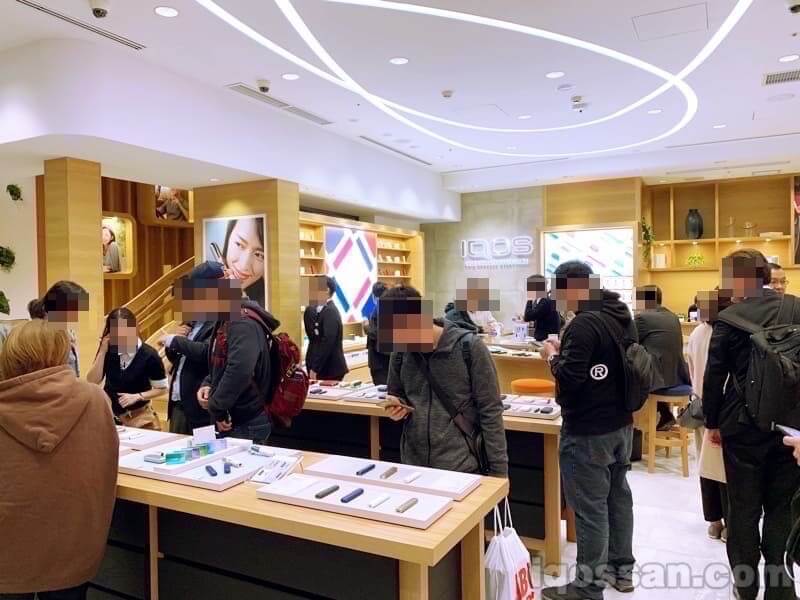 各色人群穿梭的IQOS银座门店景象