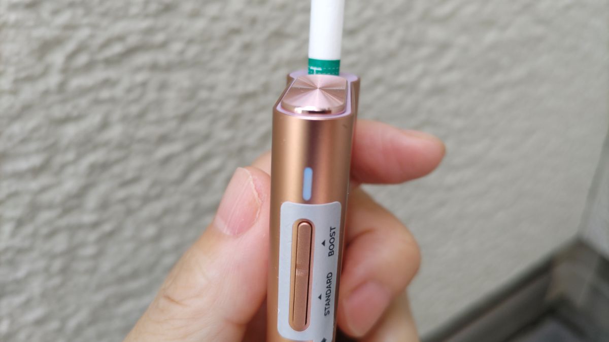 Glo Hyper Air 灯亮起浅蓝色，允许在标准模式下吸烟。