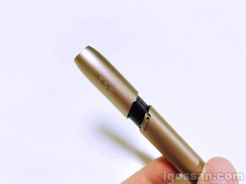 稍微打开IQOS3烟杆的烟嘴盖