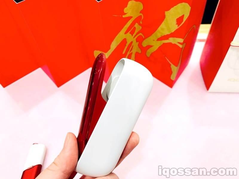 IQOS3不仅门盖表面,内侧也进行了红色装饰