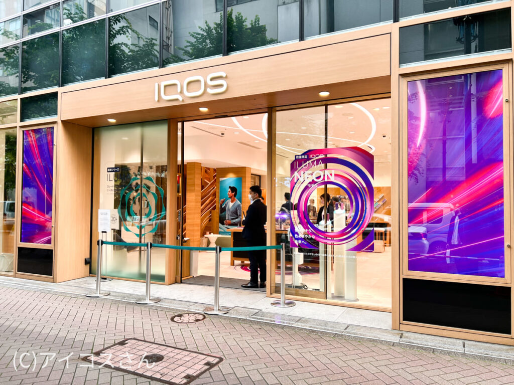 银座的IQOS店面现在被霓虹灯点缀。此时,你已经很兴奋了。