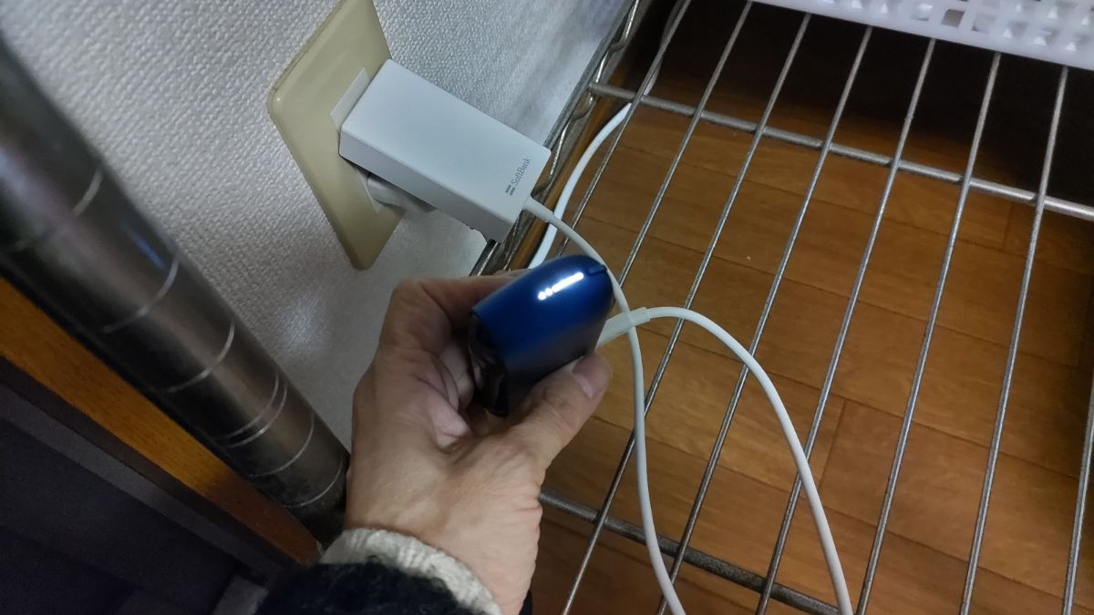 用快速安卓充电器给IQOS 3充电