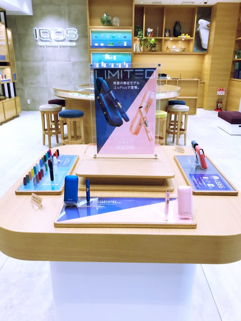 主推限定IQOS粉色和蓝色的IQOS门店