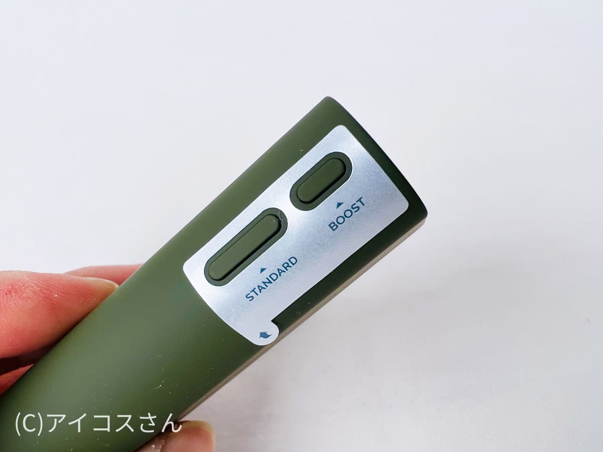 卡其橄榄的侧面也贴有明示按钮的标签。