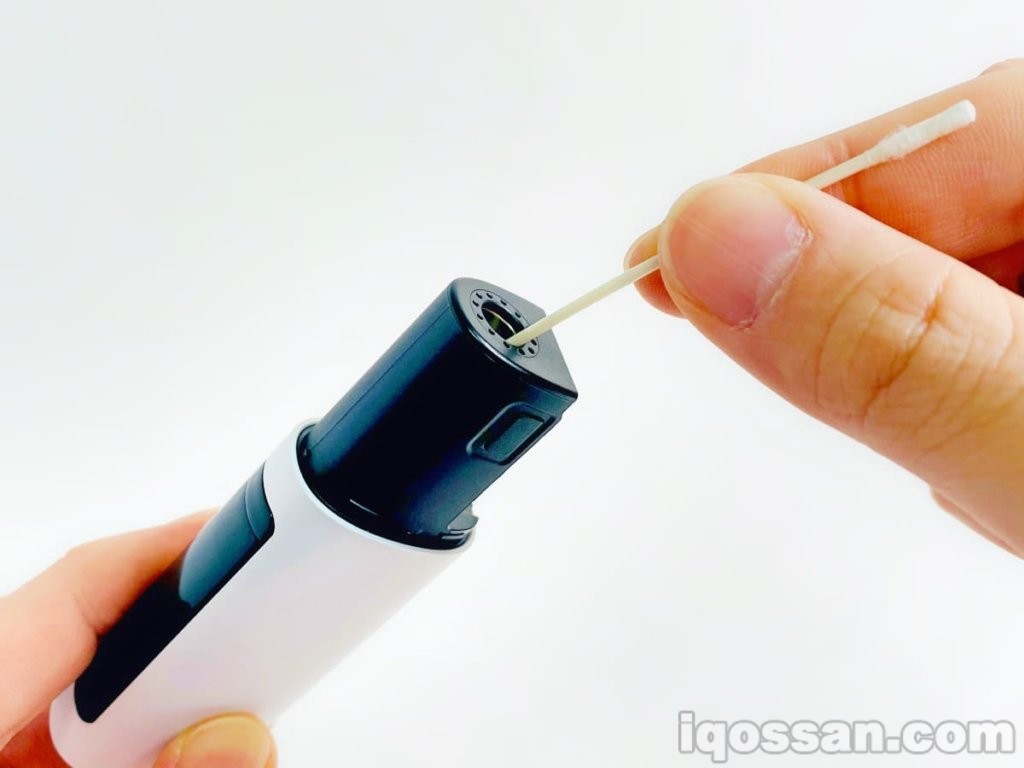 用粗棉签清洁插入烟草棒的孔。