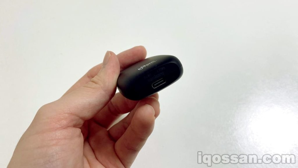 With的背面。充电器采用“Type-C”型号。充电性能因此提升。