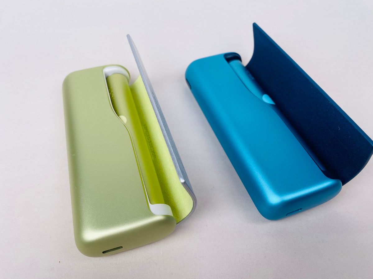 IQOS ILUMA PRIME BRIGHT与IQOS ILUMA PRIME WE打开包裹盖时的比较