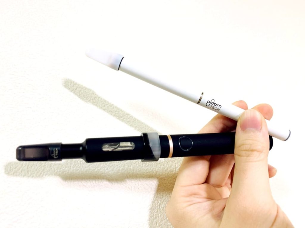 爱用的白色Ploom TECH(上)与黑色Ploom TECH Plus(下)