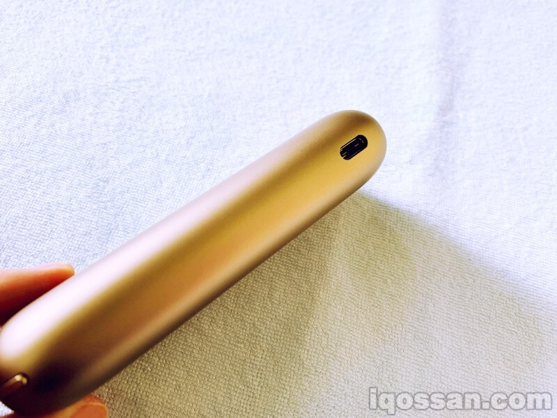 将充电线插入IQOS3背面的充电口