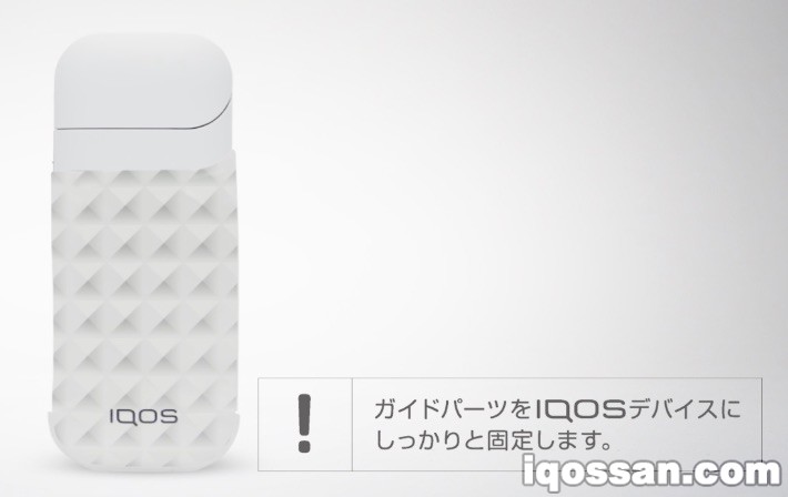 一边将贴膜固定到IQOS本体上一边对齐