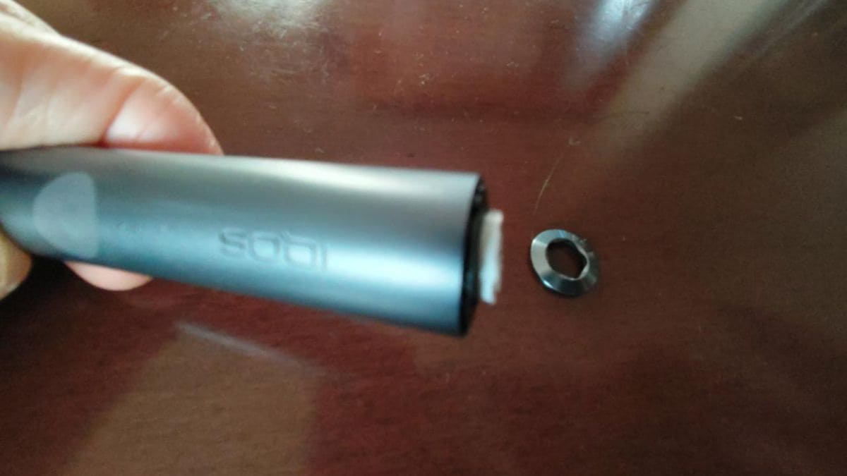 当你摘下戒指时,一根烟棒从烟盒里伸出,刚好够用手指夹住。