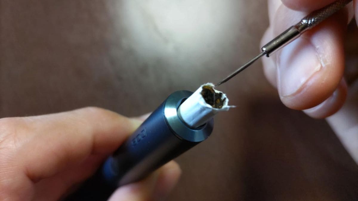 成功用精密螺丝刀取出IQOS ILUMA的烟弹