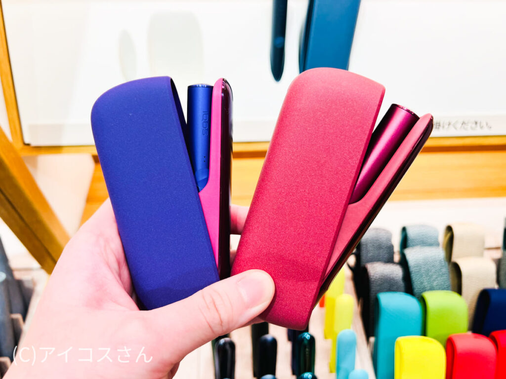 左侧照片展示了IQOS Irma的“Neon”,右侧照片展示了“Sunset Red”