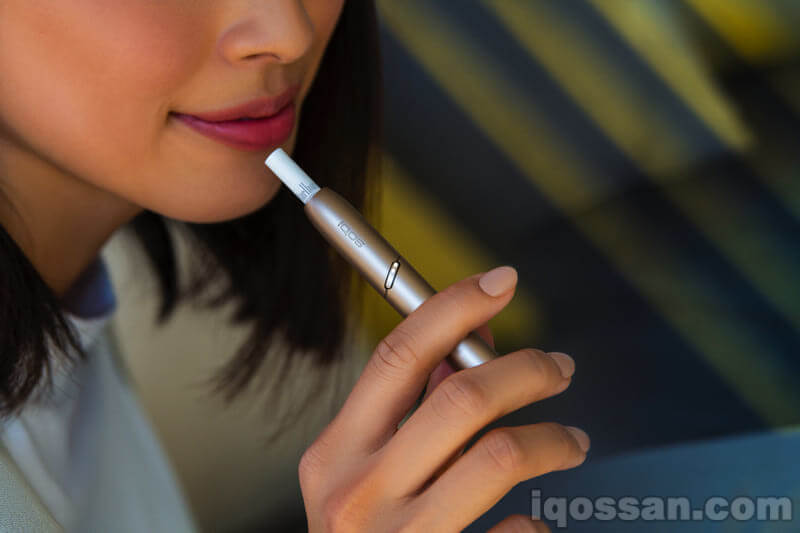 女性使用IQOS 3 DUO的场景