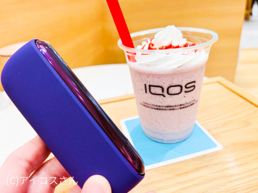 搭配专为IQOS ILUMA“霓虹”款打造的原创饮品一同享用。