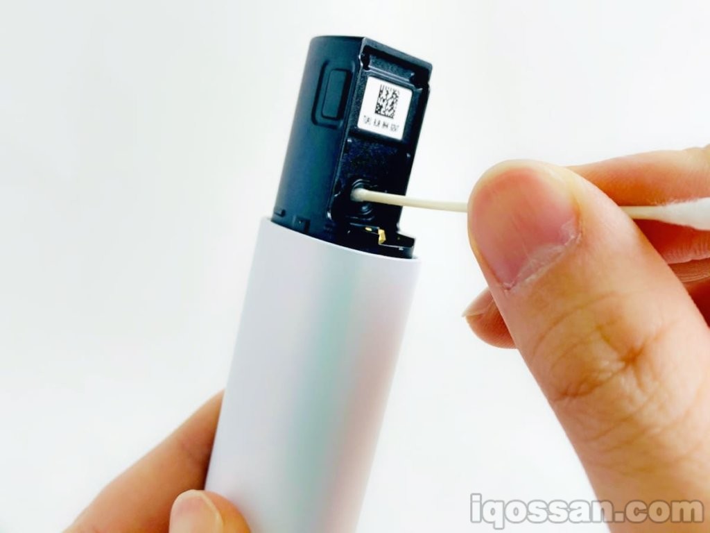 用细棉签清洁液体烟弹的孔。