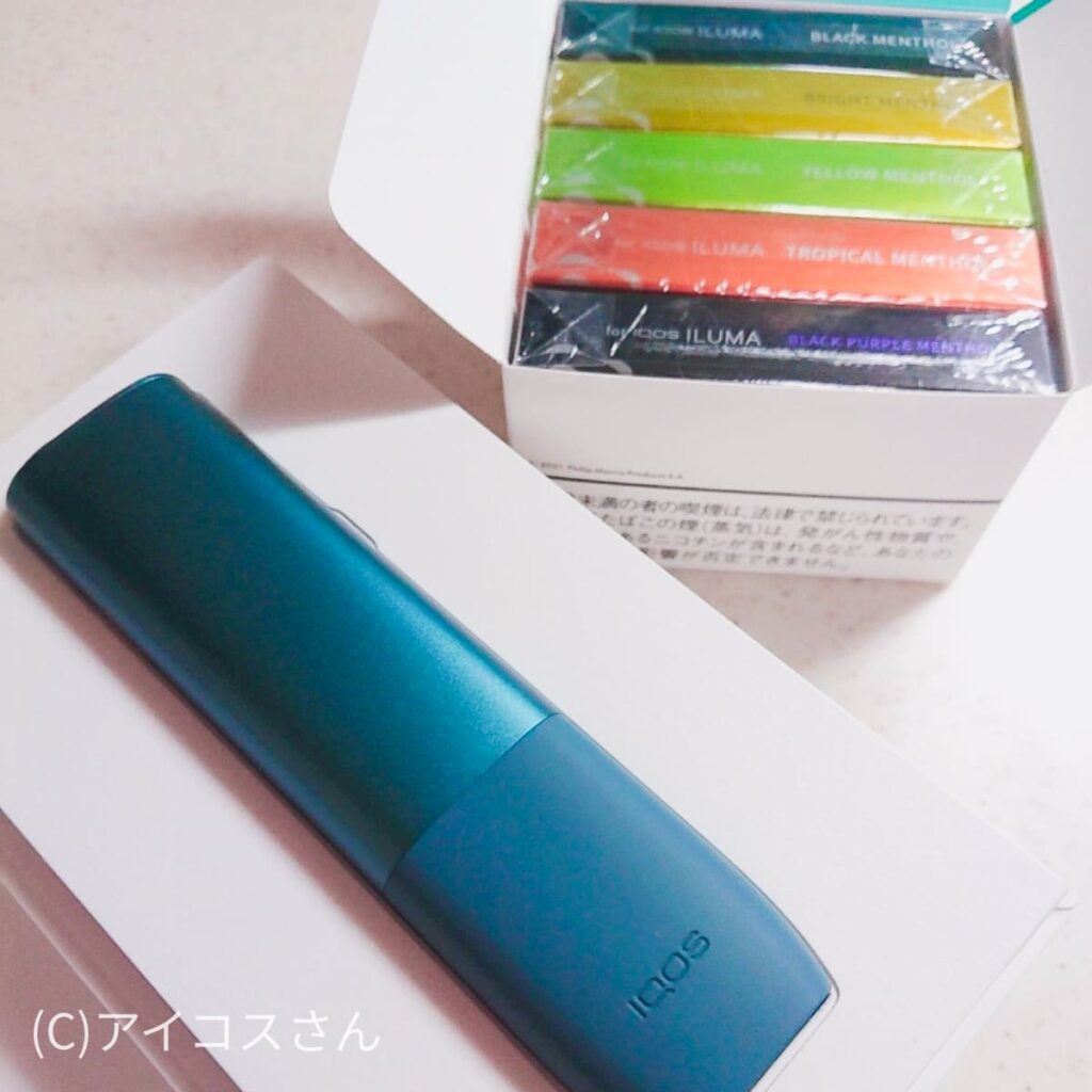 IQOS ILUMA ONE的天蓝色和样品烟弹