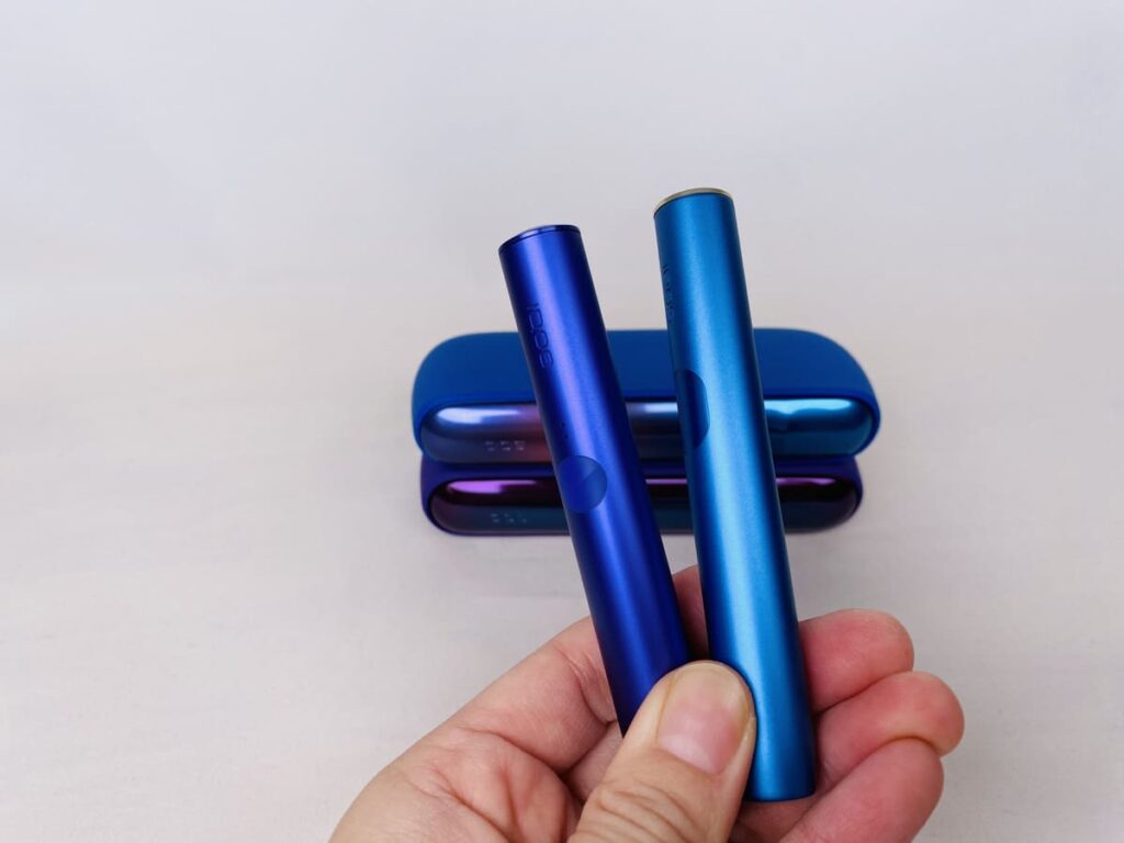 左边是霓虹灯模特，右边是银河蓝