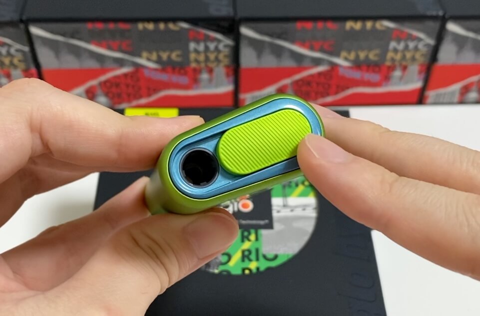 盖子内侧也是浅蓝色,细节精巧。