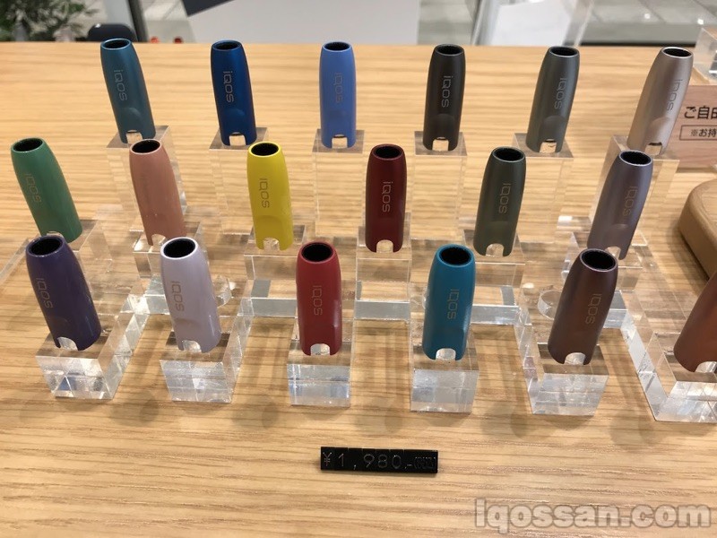 IQOS门店中陈列着各式IQOS保护盖
