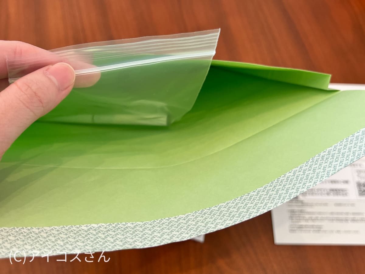把塑料袋放进退货信封里。