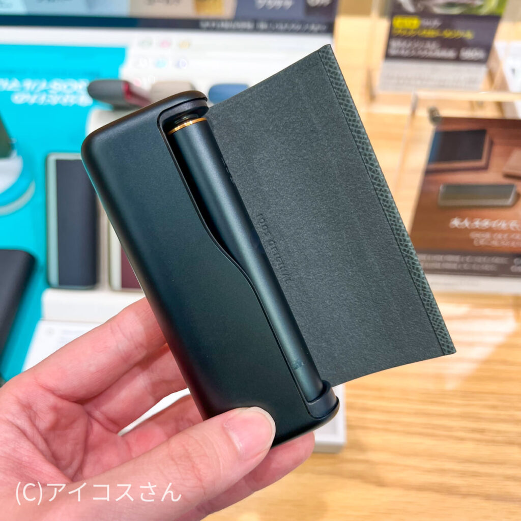 打开盖子后，可清楚地看到金属质感的设备，可见与全包裹保护套明显不同。