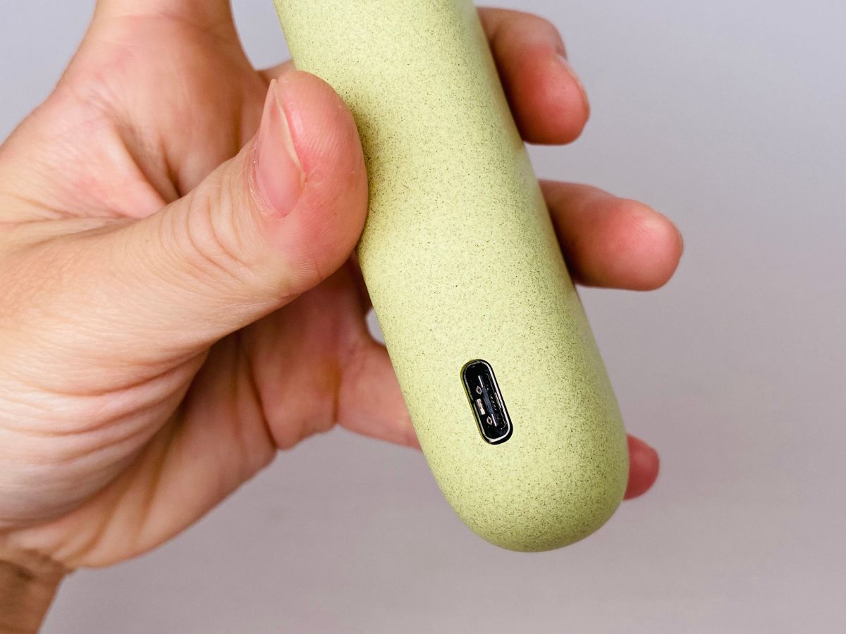 IQOS ILUMA Bright的充电线插口