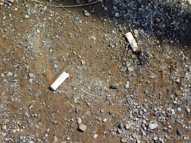 走路使用IQOS的图片