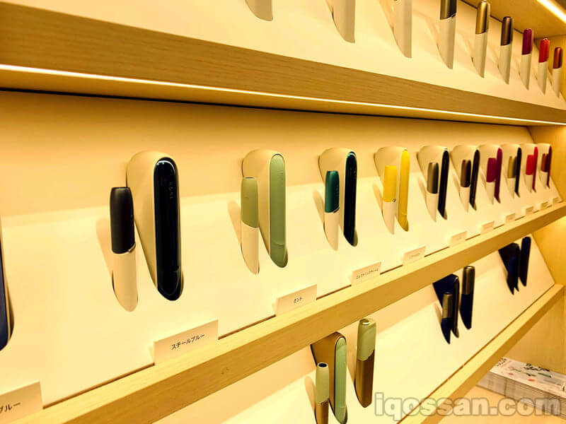 配件很丰富。与IQOS Store银座相同的展示柜。