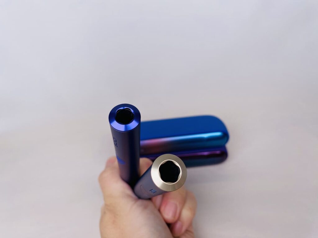 顶部是霓虹色型号，底部是银河蓝。