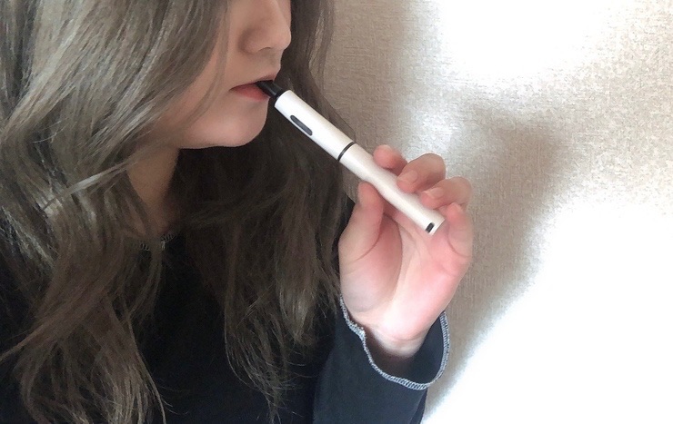 一个抽烟的女孩正在抽Ploom TECH Plus 1.5