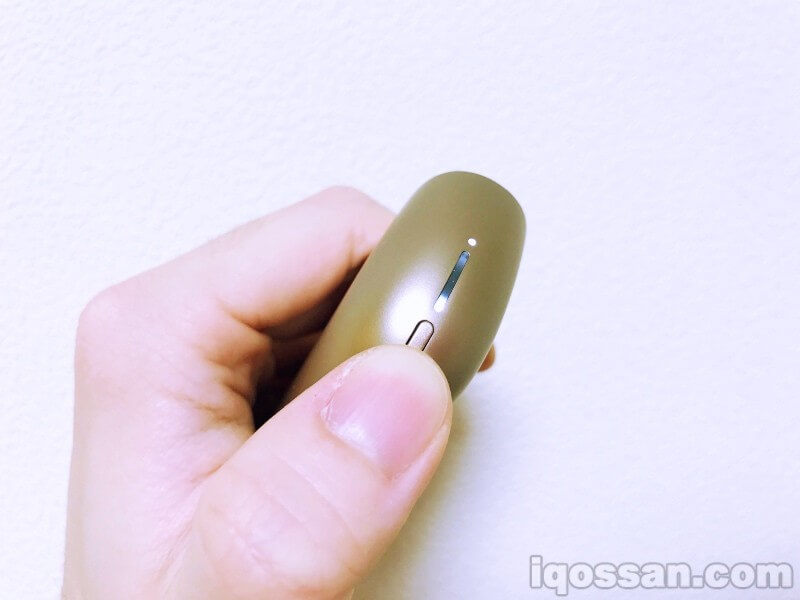 长按4秒。充电盒电源开启