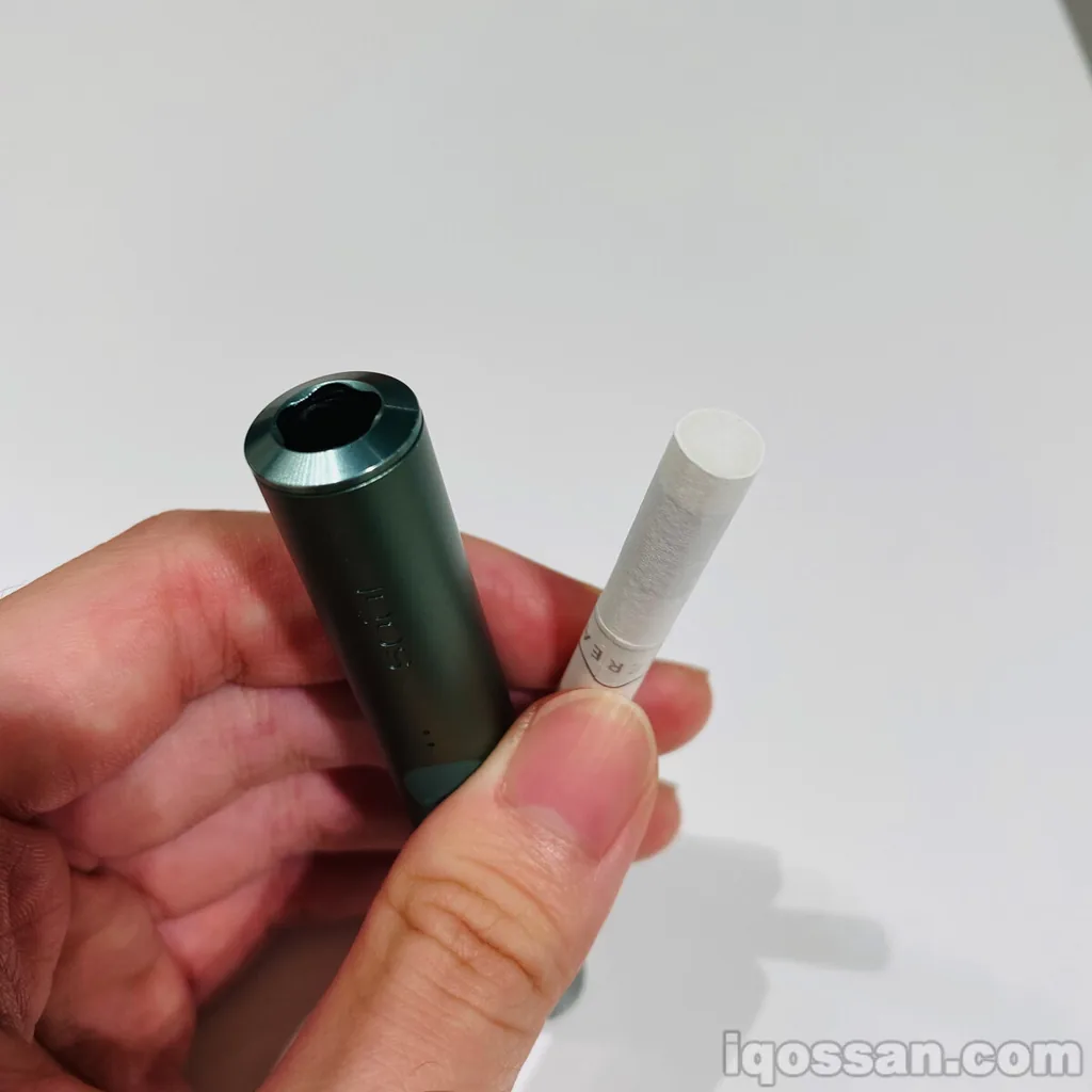 IQOS ILUMA与TEREA烟弹。烟叶被“前封膜”覆盖。