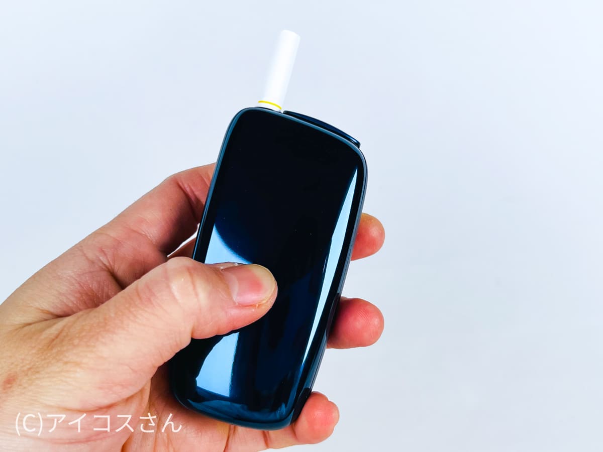 插入烟草棒的深天蓝色设备