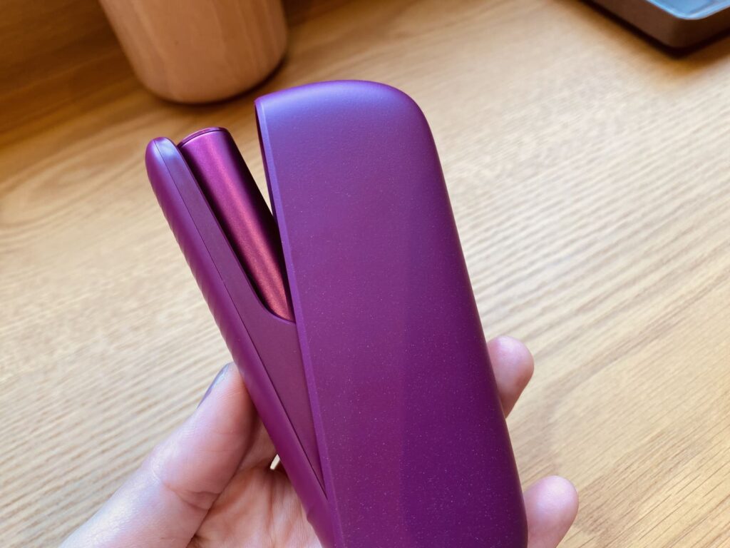 实物看起来偏红紫