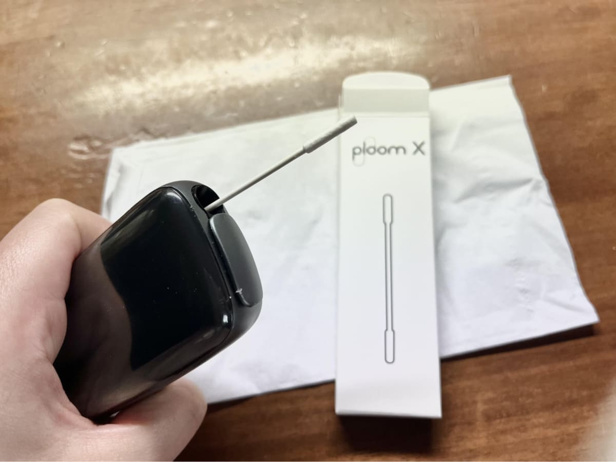 插入Ploom X的清洁棒